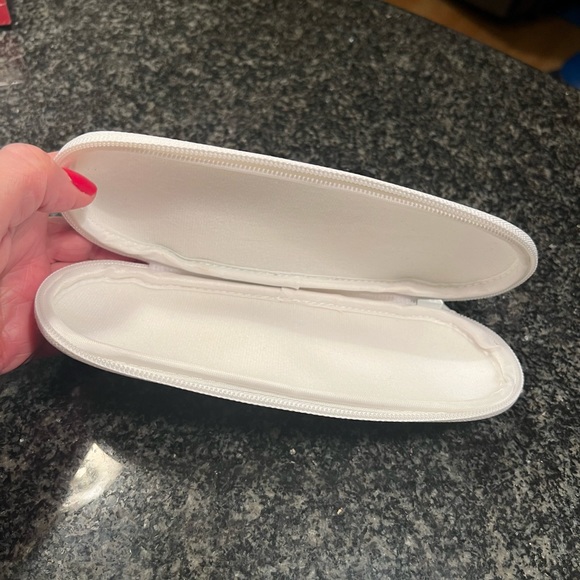 Beats pill case original excellent condition zips shut - Picture 2 of 4